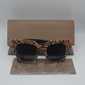 Burberry TB Monogram Pattern Oversized Women's Sunnies (NWOT)(CASE/DUST CLOTH)🧡